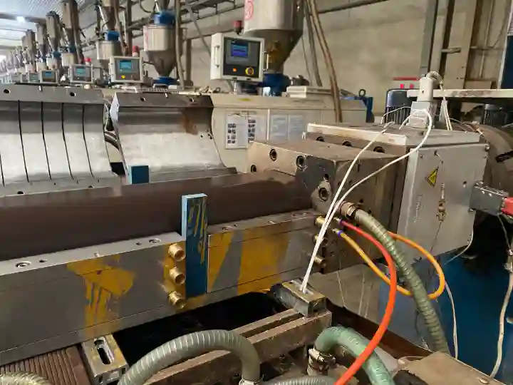 composite decking extursion line